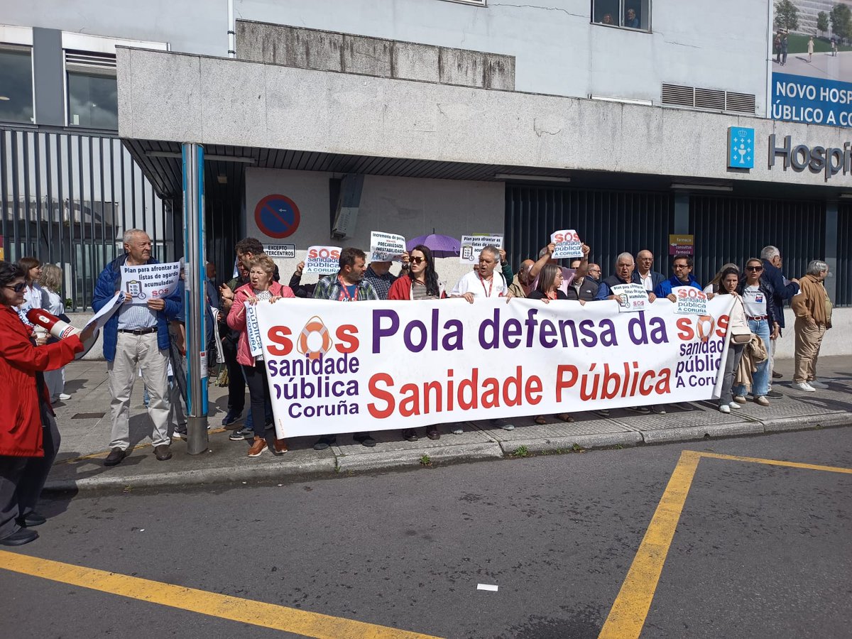 BNGACorunha's tweet photo. #EstáAPasar

Acompañamos a concentración de @SOSsanidade na rotonda do HUAC.

Partillamos absolutamente as reivindicacións da plataforma: as políticas privatizadoras do PP son un atentado contra o noso dereito á sáude. https://t.co/1aHPPkLMON