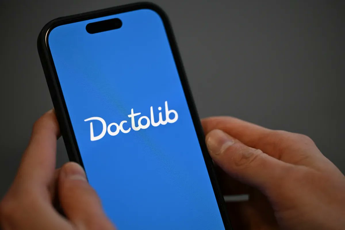 AlexXplore's tweet photo. 🇫🇷🇺🇸 Doctolib, la plateforme française de la santé, transmet les données médicales sensibles de ses 90 millions de patients européens à des géants américains de l’IA comme Google, Microsoft et Anthropic.   

🔒 Malgré ses promesses de protection des données « en Europe », l’entreprise utilise un assistant IA qui enregistre les consultations pour entraîner ses modèles via ces partenaires US.   

📜 Une mise à jour discrète de sa politique de confidentialité fin avril 2026 permet désormais d’utiliser ces notes médicales pour améliorer les IA américaines.   

🇪🇺 Même si les serveurs sont en Europe, les entreprises américaines restent soumises au Cloud Act, ce qui expose les données de santé françaises à un risque d’accès par les autorités US.   

📰 Le Canard enchaîné dénonce ce double discours : Doctolib vante la souveraineté française tout en livrant en douce les informations médicales les plus intimes aux Big Tech américaines.

https://t.co/OpPcnqZEfg