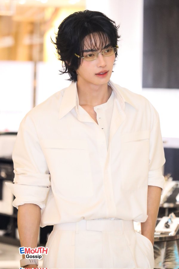 aboutwinm's tweet photo. #winmetawin charming in all white 🤍 

WIN VEGGIE POPUP ICONSIAM 
#WinxGentleMonsterICONSIAM
#GENTLEMONSTER 
#GENTLEMONSTER_VEGGIECOLLECTION 
#GENTLEMONSTER2026 https://t.co/QJT8czZ4TU