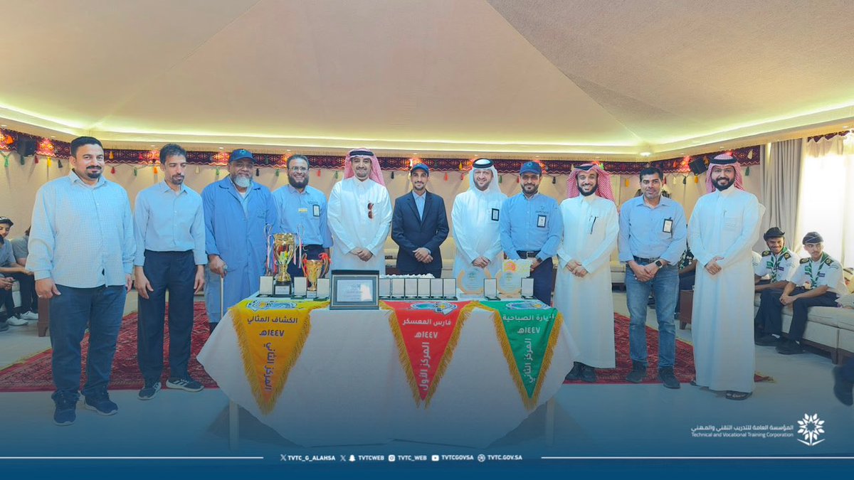 tvtc_g_alahsa's tweet photo. تكريم 🎖️|

كرّم سعادة عميد #الكلية_التقنية_بالأحساء عشيرة الجوالة بالكلية، وفريق الصيانة التطوعية المتمثل بقسم تقنية المحركات والمركبات، والمشرفين على المبادرات، وذلك خلال حفل تكريمٍ أُقيم تقديرًا لجهودهم المتميزة ومشاركتهم الفاعلة في خدمة ضيوف الرحمن من خلال مبادرتي «#تقني_العطاء» و «طريق ضيوف الرحمن» خلال موسم #حج_1447هـ 

وجاء هذا التكريم تتويجًا لما حققته الفرق المشاركة من إنجازات متميزة ومراتب متقدمة، كان أبرزها ما حققته عشيرة الجوالة من درع التميز لأفضل فرقة في المعسكر، وفارس المعسكر والمركز الأول في أفضل المبادرات، إلى جانب عددٍ من المراكز والجوائز الأخرى.

ويعكس هذا التكريم ما قدمه المشاركون من جهودٍ تطوعية وعملٍ ميداني مخلص، مقدمين نموذجًا مشرّفًا لشباب الوطن في العطاء والتميز وخدمة ضيوف الرحمن.

#التدريب_التقني