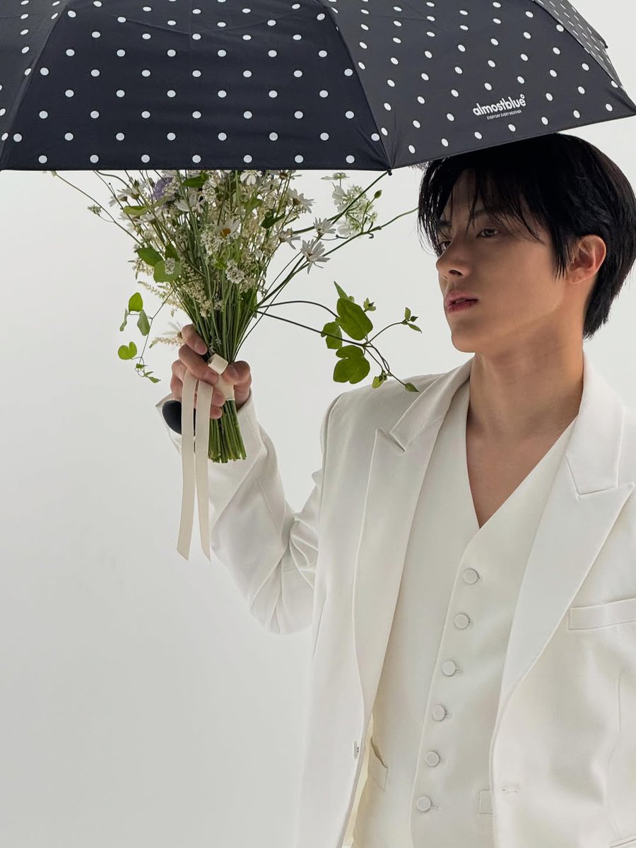 NYUR7C's tweet photo. #에릭 #ERIC posted on instagram (1/3)

i’ll hold the umbrella.
@/almost.blue ☂️💙

🎵 blue by Kamal. https://t.co/CYRjsx2e57