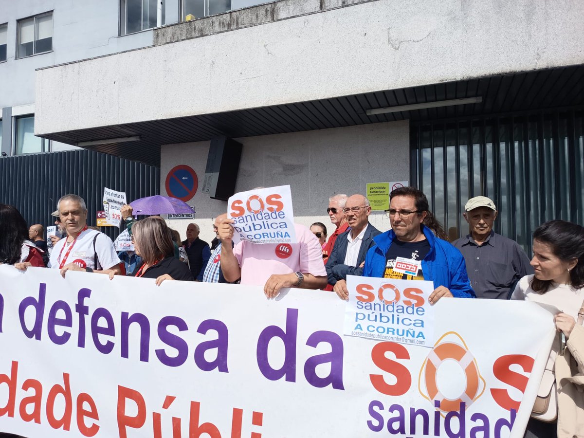 BNGACorunha's tweet photo. #EstáAPasar

Acompañamos a concentración de @SOSsanidade na rotonda do HUAC.

Partillamos absolutamente as reivindicacións da plataforma: as políticas privatizadoras do PP son un atentado contra o noso dereito á sáude. https://t.co/1aHPPkLMON