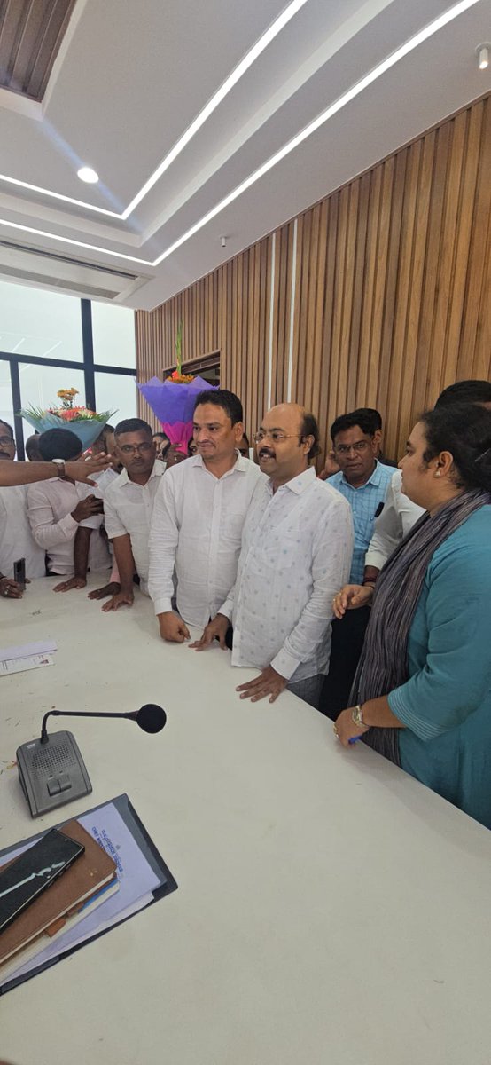 sadiq_saddam's tweet photo. "ಇಂದು ಕರ್ನಾಟಕ ಸರ್ಕಾರದ ನೂತನ ಸಚಿವರಾದ Yathindra Siddaramaiah ಅವರ ನಿವಾಸಕ್ಕೆ ಭೇಟಿ ನೀಡಿ ಆತ್ಮೀಯವಾಗಿ ಶುಭಾಶಯಗಳನ್ನು ಸಲ್ಲಿಸಿದೆ. ಸಚಿವರಾಗಿ ಅವರ ಅವಧಿ ಯಶಸ್ವಿಯಾಗಲಿ ಹಾಗೂ ರಾಜ್ಯದ ಅಭಿವೃದ್ಧಿಗೆ ಇನ್ನಷ್ಟು ಕೊಡುಗೆ ನೀಡಲಿ ಎಂದು ಹಾರೈಸುತ್ತೇನೆ." 🌹🙏 @Dr_Yathindra_S @siddaramaiah @IYCKarnataka @mainuddin_hj https://t.co/ebdCpjeVST