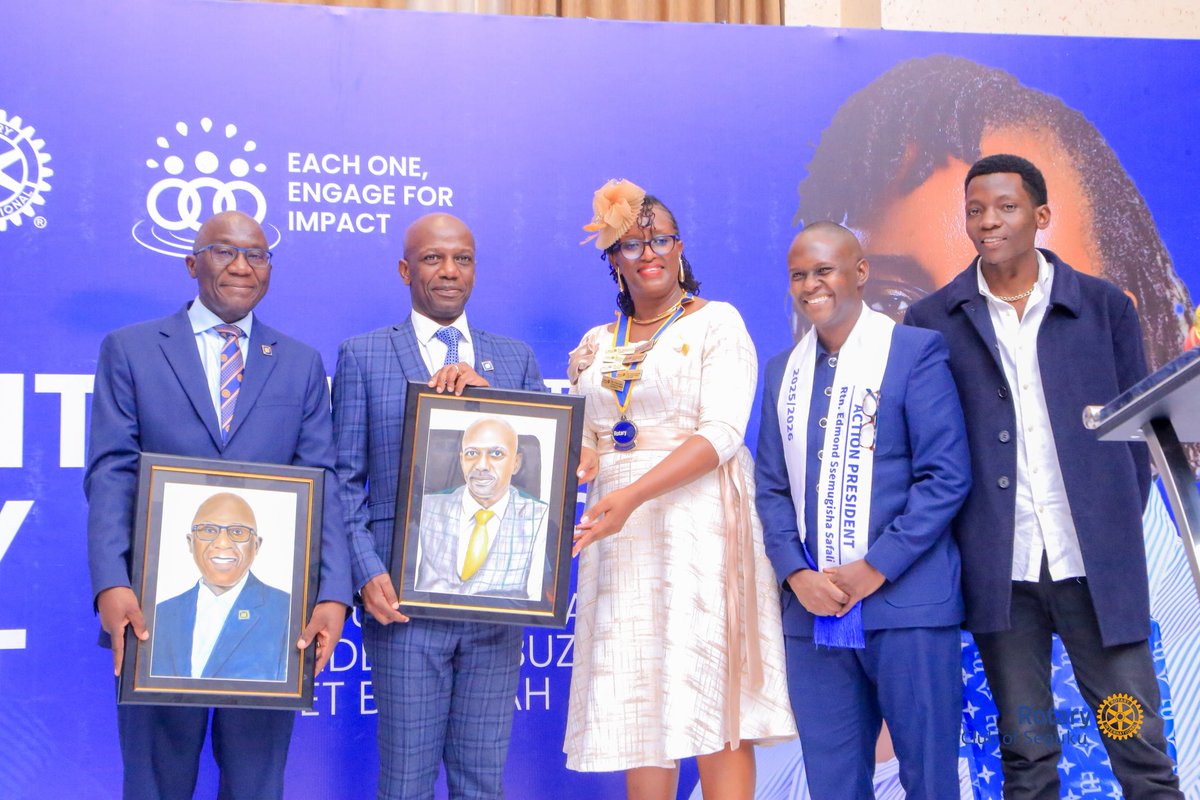 Israffil_'s tweet photo. 9th Installation of @rotaryseguku saw us do colored portraits of the guest. Congratulations Rtn Janet. https://t.co/WvEKrQuA6a