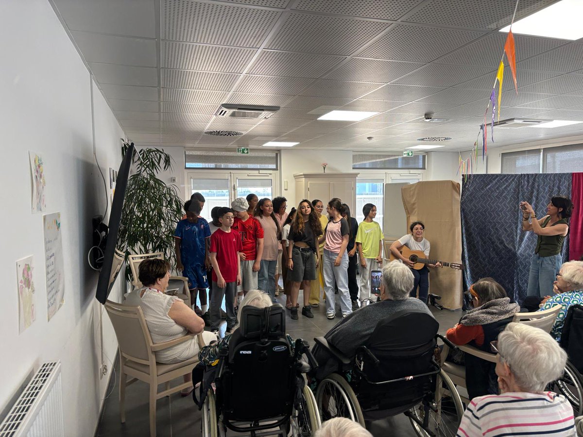 farahdouibi's tweet photo. Retour sur le spectacle que les élèves de collège ont réalisés suite à mes interventions sur la lecture publique :
https://t.co/rasd3naree

Un très bel échange intergénérationnel entre les enfants et les personnes âgées, un magnifique partage, et une expérience riche pour chacun. https://t.co/datZUYJQZ9