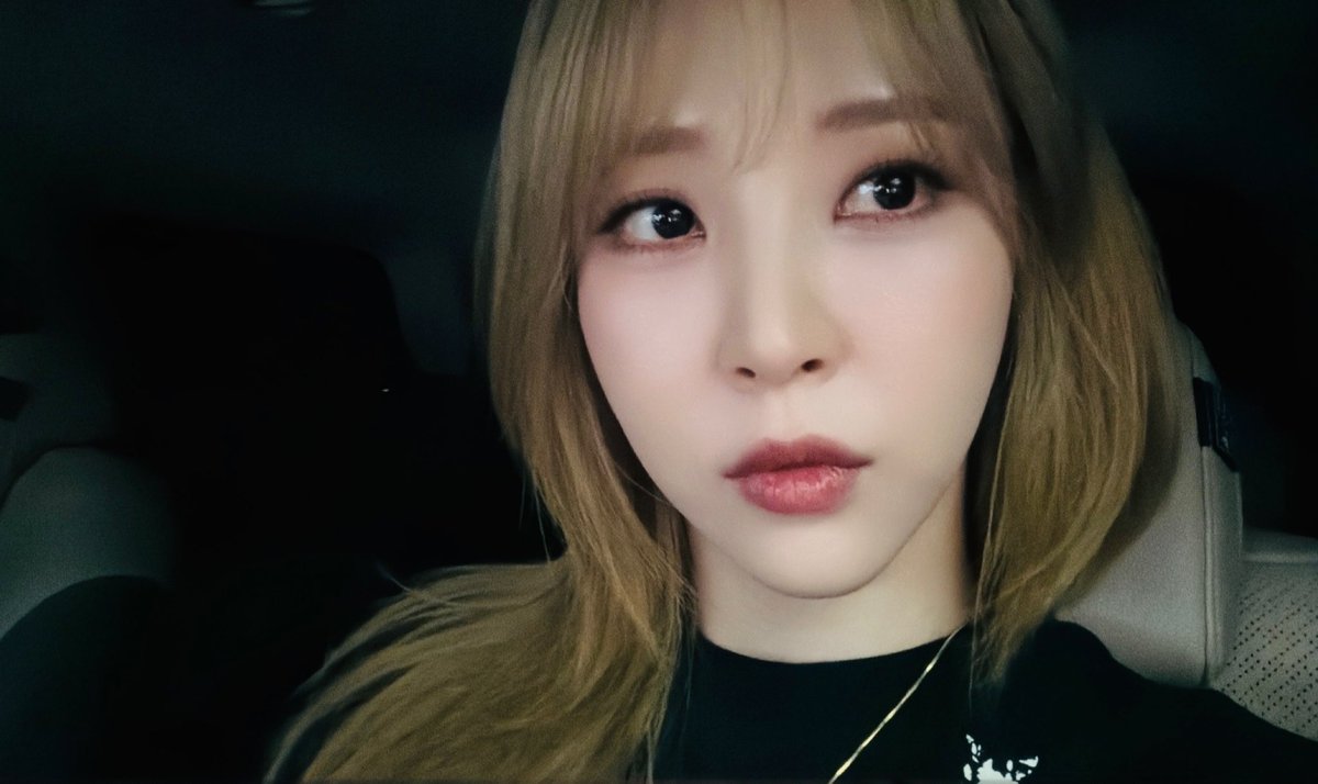 byulbyule2's tweet photo. 어? 버블보다 탐라에서 사진 먼저 보고 음오아예 때 새로운 사진인가? 했는데 방금 준 셀카라고??????
미친 문별 나이 어디로 먹음
진짜 혼자 회귀물 찍나 https://t.co/sjg4gwXsEs