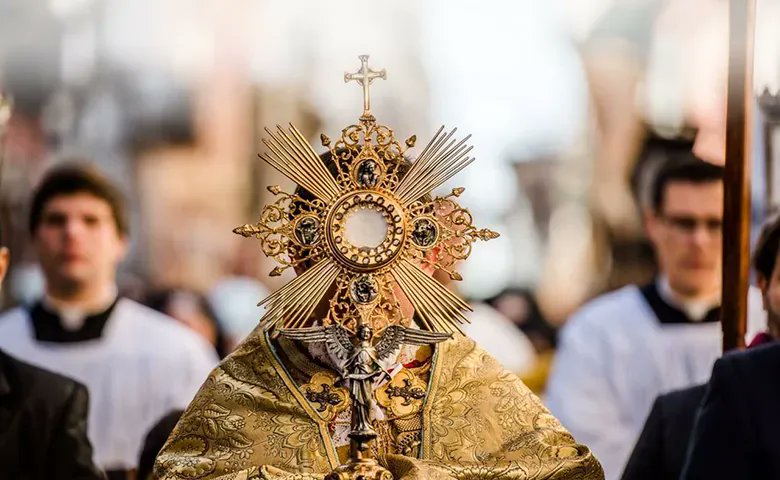 trad_west_'s tweet photo. Today is the Feast Day of the Corpus Christi 🇻🇦✝️ https://t.co/PDf1XWijFQ