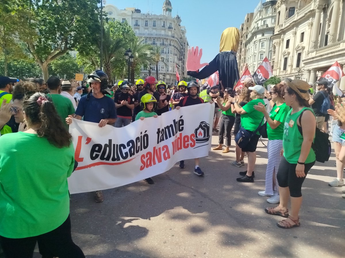 InfanteAntoni's tweet photo. En aquest article explicava que la comunitat educativa ja havia guanyat, convertint la #vagaindefinida en una causa de País. Hui ho he tornat a veure als carrers: ja no és només una vaga educativa, és la causa de tot un poble.https://t.co/xwvUboWtXL https://t.co/VcTtOwXA5Y