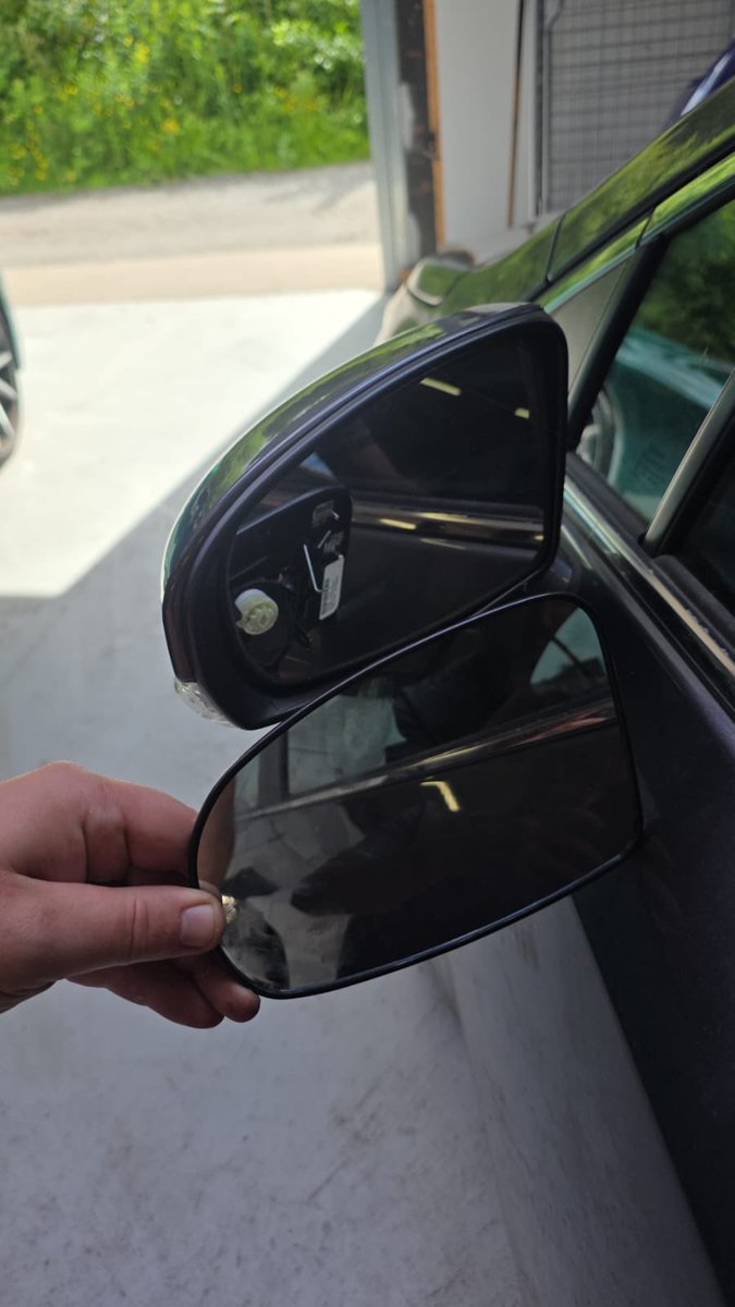 WxMSmart's tweet photo. Mirror Damage Job.
Vandalism apparently. 
#WeRepairAnyCar 
#Wrexham #Chester #NorthWales
 @chestertweetsuk 
@NWalesSocial https://t.co/Fz7d9Toumw