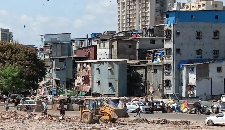 mumbaimatterz's tweet photo. #Slumscraper

Just count the number of floors &amp; still rising.

Maybe having an elevator inside too..

#BandraEast #Mumbai
#Slumbai https://t.co/8SVYSslXFt