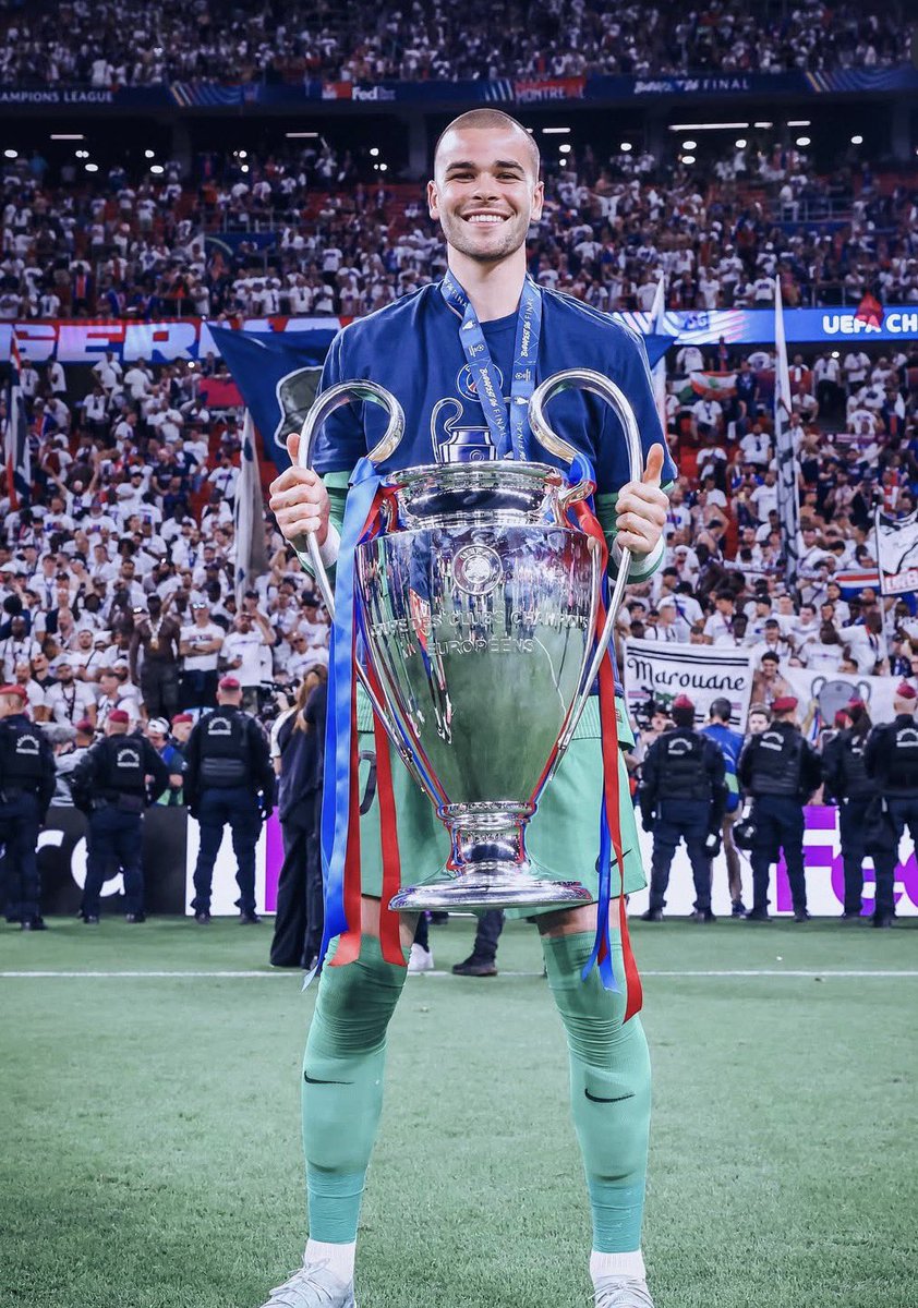 MaxJayz's tweet photo. Nom: CHEVALIER
Prénom: Lucas
Âge: 24 ans 
Date de fin de contrat: Juin 2030
Valeurs marchande: 25 millions d’euros.
Note: 3/10

Sa saison 25/26

Arrivé il y’a moins d’un an car tant désiré par le board parisien qui voyait en lui le profil parfait pour garder la cage rouge et bleue, on peut dire que cette saison a tourné au vinaigre pour Lucas Chevalier. Pourtant, l’aventure avait plutôt bien commencé avec la victoire en SuperCoupe d’Europe aux TAB contre Tottenham. Mais de nombreuses bévues, où à minima beaucoup de fébrilité, ont au fur et à mesure de la saison fragilisé son statut de titulaire.
On a cru que son match contre l’OM lors du Trophée des Champions allait le débloquer, mais il n’en fut rien, et après de nouvelles erreurs, Luis Enrique n’a plus eu le choix en bouleversant la hierarchie établie en titularisant Safonov. Dès lors, Chevalier n’a plus joué une seule minute avec Paris.

La suite?

Difficile désormais d’imaginer une autre issue qu’un départ pour le gardien parisien. Comment Luis Enrique pourrait lui accorder à nouveau sa confiance alors que Safonov semble avoir les faveurs de ses partenaires et a donné des garanties? Le PSG n’aura pas de mal à lui trouver une porte de sortie. Il reste jeune, de qualité, et a un prix accessible surtout pour un poste souvent très recherché. Les prétendants ne manquerons pas.

Mon avis

Je suis persuadé que Chevalier est un top gardien. Mais comme d’autres avant lui, il aura échoué sous la pression. C’est franchement dommage car d’après moi il n’a pas grand chose à envier à Safonov. Est-ce qu’il ne faudrait pas le prêter et envisager de retenter le coup de le mettre titulaire dans un ou deux ans? Ça paraît risqué car dès lors qu’il reviendra la pression sera à nouveau sur ses épaules. Peut-être faut-il tout simplement accepter que le mariage n’a pas fonctionné.