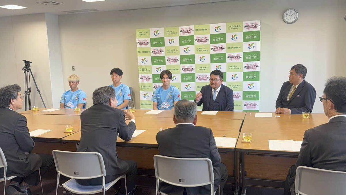 reilacshiga's tweet photo. 【東近江市長 表敬訪問のご報告】
6月3日、東近江市役所にて小椋市長へ
活動報告と2026-27シーズンへの決意をお伝えしました。

日頃より支えてくださる東近江市の皆さまへ感謝申し上げます。

これからも地域に夢と活力を届けられるクラブを目指してまいります！
#レイラック滋賀FC #東近江市 #百年構想リーグ

https://t.co/5CYTLTshzg
