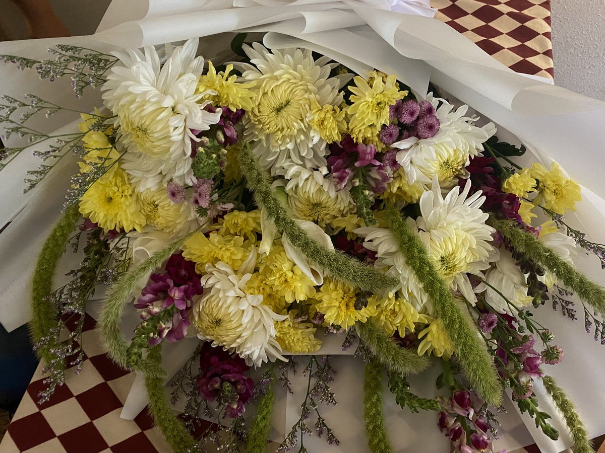 halftender's tweet photo. The half-a-body-sized bouquet that made my girlfriend look ever-so small cradling. A garden to go :__) https://t.co/KPjMBvORt8