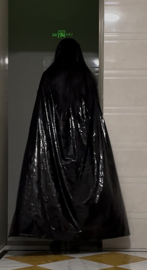 Hmi_Queen's tweet photo. 漆皮披风女王 #cloak #cape https://t.co/koqtmRNVyg