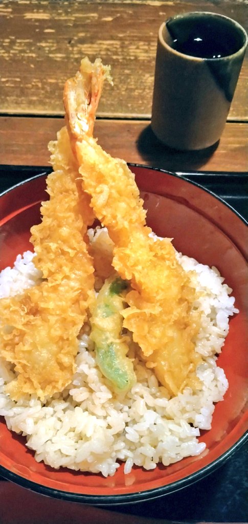 orejun1's tweet photo. 木曜日お疲れさま(*^-^)ﾉ
今夜🌉の寄り道👣では海老🍤がサクッとした天丼いただきましたぁ😋✌🎶 https://t.co/vp9DQErs5s