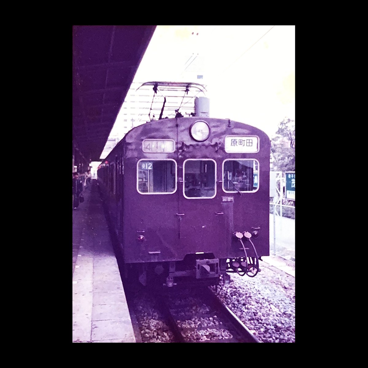 mc73609's tweet photo. 根岸線　磯子駅（1979.9）
横浜線に最後まで残った72系
クモハ73 277とクモハ73 518
両車を見比べると屋根のカーブが少し異なるようです。（気のせいかな？） https://t.co/X31o0VK634