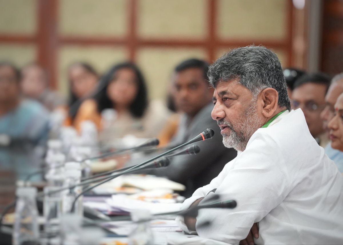 DKShivakumar's tweet photo. ಸರ್ಕಾರದ ಎಲ್ಲಾ ಅಪರ ಕಾರ್ಯದರ್ಶಿ, ಪ್ರಧಾನ ಕಾರ್ಯದರ್ಶಿ, ಕಾರ್ಯದರ್ಶಿ, ಎಲ್ಲಾ ಜಿಲ್ಲಾ ಉಸ್ತುವಾರಿ ಕಾರ್ಯದರ್ಶಿಗಳು, ಹೆಚ್ಚುವರಿ ಪೊಲೀಸ್‌ ಮಹಾನಿರ್ದೇಶಕರು ಮತ್ತು ಮೇಲ್ಪಟ್ಟ ಹಿರಿಯ ಪೊಲೀಸ್‌ ಅಧಿಕಾರಿಗಳು ಹಾಗೂ ಮುಖ್ಯ ಪ್ರಧಾನ ಸಂರಕ್ಷಣಾಧಿಕಾರಿಗಳು ಮತ್ತು ಮೇಲ್ಪಟ್ಟ ಅರಣ್ಯ ಅಧಿಕಾರಿಗಳೊಂದಿಗೆ ಇಂದು ವಿಧಾನಸೌಧದಲ್ಲಿ ಸಭೆ ನಡೆಸಲಾಯಿತು.

ಸರ್ಕಾರದ ಸುಗಮ ಆಡಳಿತಕ್ಕೆ ಅಧಿಕಾರಿಗಳೇ ಬೆನ್ನೆಲುಬು. ಸಾರ್ವಜನಿಕರ ಕಷ್ಟಗಳಿಗೆ ತಕ್ಷಣ ಸ್ಪಂದಿಸಿ, ಸರ್ಕಾರದ ಜನಕಲ್ಯಾಣ ಯೋಜನೆಗಳನ್ನು ಸಮರ್ಥವಾಗಿ ಜನರಿಗೆ ತಲುಪಿಸಿ. ಅಭಿವೃದ್ಧಿಯ ಹಾದಿಗೆ ಮೆಟ್ಟಿಲಾಗಿ. ಜನ ಮೆಚ್ಚುವ ಹಾಗೇ ಕೆಲಸ ಮಾಡಿ. ಸರ್ಕಾರಕ್ಕೂ ಒಳ್ಳೆಯ ಹೆಸರು ತನ್ನಿ.

ಈ ಸಂದರ್ಭದಲ್ಲಿ ಉಪಮುಖ್ಯಮಂತ್ರಿಗಳಾದ ಜಿ. ಪರಮೇಶ್ವರ್‌, ಸಚಿವರಾದ ರಾಮಲಿಂಗಾ ರೆಡ್ಡಿ, ಈಶ್ವರ್‌ ಖಂಡ್ರೆ, ಯು.ಟಿ. ಖಾದರ್, ಮುಖ್ಯ ಕಾರ್ಯದರ್ಶಿಗಳಾದ ಡಾ. ಶಾಲಿನಿ ರಜನೀಶ್ ಸೇರಿದಂತೆ ವಿವಿಧ ಇಲಾಖೆಗಳ ಹಿರಿಯ ಅಧಿಕಾರಿಗಳು ಹಾಗೂ ಸಿಬ್ಬಂದಿ ವರ್ಗದವರು ಉಪಸ್ಥಿತರಿದ್ದರು.