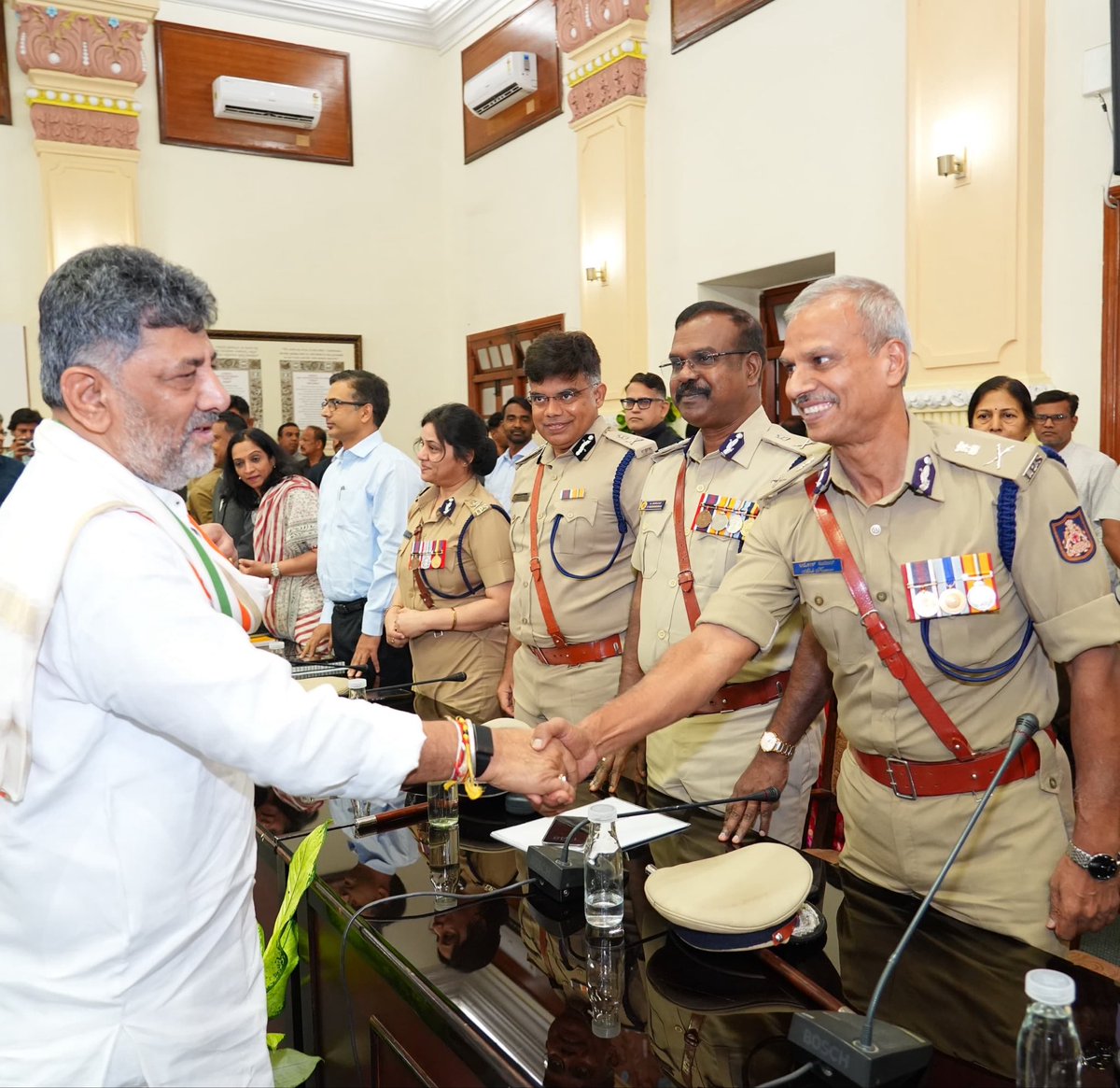 DKShivakumar's tweet photo. ಸರ್ಕಾರದ ಎಲ್ಲಾ ಅಪರ ಕಾರ್ಯದರ್ಶಿ, ಪ್ರಧಾನ ಕಾರ್ಯದರ್ಶಿ, ಕಾರ್ಯದರ್ಶಿ, ಎಲ್ಲಾ ಜಿಲ್ಲಾ ಉಸ್ತುವಾರಿ ಕಾರ್ಯದರ್ಶಿಗಳು, ಹೆಚ್ಚುವರಿ ಪೊಲೀಸ್‌ ಮಹಾನಿರ್ದೇಶಕರು ಮತ್ತು ಮೇಲ್ಪಟ್ಟ ಹಿರಿಯ ಪೊಲೀಸ್‌ ಅಧಿಕಾರಿಗಳು ಹಾಗೂ ಮುಖ್ಯ ಪ್ರಧಾನ ಸಂರಕ್ಷಣಾಧಿಕಾರಿಗಳು ಮತ್ತು ಮೇಲ್ಪಟ್ಟ ಅರಣ್ಯ ಅಧಿಕಾರಿಗಳೊಂದಿಗೆ ಇಂದು ವಿಧಾನಸೌಧದಲ್ಲಿ ಸಭೆ ನಡೆಸಲಾಯಿತು.

ಸರ್ಕಾರದ ಸುಗಮ ಆಡಳಿತಕ್ಕೆ ಅಧಿಕಾರಿಗಳೇ ಬೆನ್ನೆಲುಬು. ಸಾರ್ವಜನಿಕರ ಕಷ್ಟಗಳಿಗೆ ತಕ್ಷಣ ಸ್ಪಂದಿಸಿ, ಸರ್ಕಾರದ ಜನಕಲ್ಯಾಣ ಯೋಜನೆಗಳನ್ನು ಸಮರ್ಥವಾಗಿ ಜನರಿಗೆ ತಲುಪಿಸಿ. ಅಭಿವೃದ್ಧಿಯ ಹಾದಿಗೆ ಮೆಟ್ಟಿಲಾಗಿ. ಜನ ಮೆಚ್ಚುವ ಹಾಗೇ ಕೆಲಸ ಮಾಡಿ. ಸರ್ಕಾರಕ್ಕೂ ಒಳ್ಳೆಯ ಹೆಸರು ತನ್ನಿ.

ಈ ಸಂದರ್ಭದಲ್ಲಿ ಉಪಮುಖ್ಯಮಂತ್ರಿಗಳಾದ ಜಿ. ಪರಮೇಶ್ವರ್‌, ಸಚಿವರಾದ ರಾಮಲಿಂಗಾ ರೆಡ್ಡಿ, ಈಶ್ವರ್‌ ಖಂಡ್ರೆ, ಯು.ಟಿ. ಖಾದರ್, ಮುಖ್ಯ ಕಾರ್ಯದರ್ಶಿಗಳಾದ ಡಾ. ಶಾಲಿನಿ ರಜನೀಶ್ ಸೇರಿದಂತೆ ವಿವಿಧ ಇಲಾಖೆಗಳ ಹಿರಿಯ ಅಧಿಕಾರಿಗಳು ಹಾಗೂ ಸಿಬ್ಬಂದಿ ವರ್ಗದವರು ಉಪಸ್ಥಿತರಿದ್ದರು.