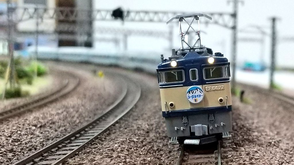 DDG732_hiei's tweet photo. EF64-77が牽引する28系700番台クルーズトレイン「ユーロライナー」。

EF64 0番台もヘッドマークが似合いますね。
#EF64の日
#ウソ電
#u_s_o_train
#リカラー https://t.co/g8GC1snw9m