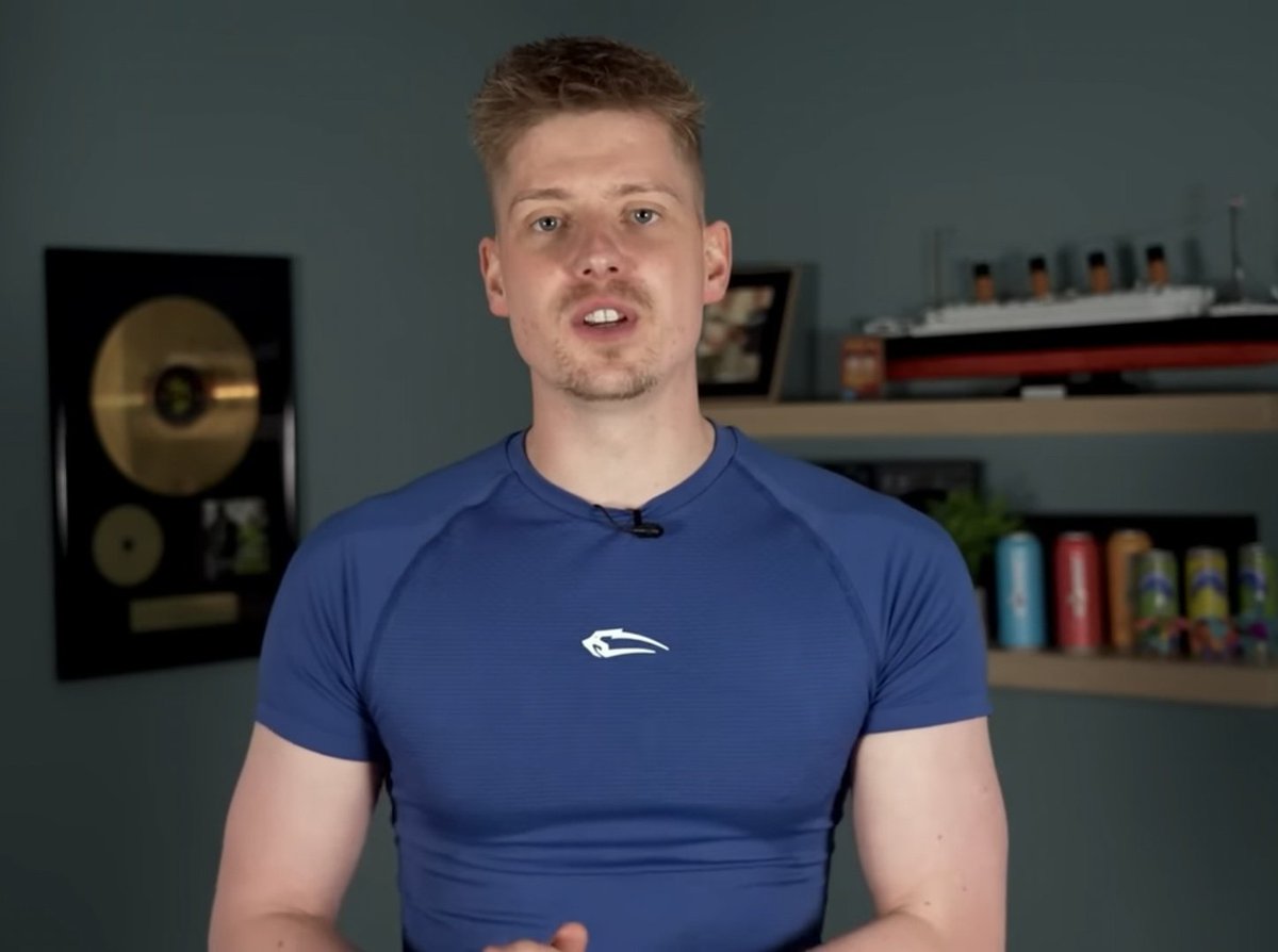 drehkicks's tweet photo. breite schultern enges t shirt ich seh bisschen schwul aus https://t.co/mEnRjhSuQk