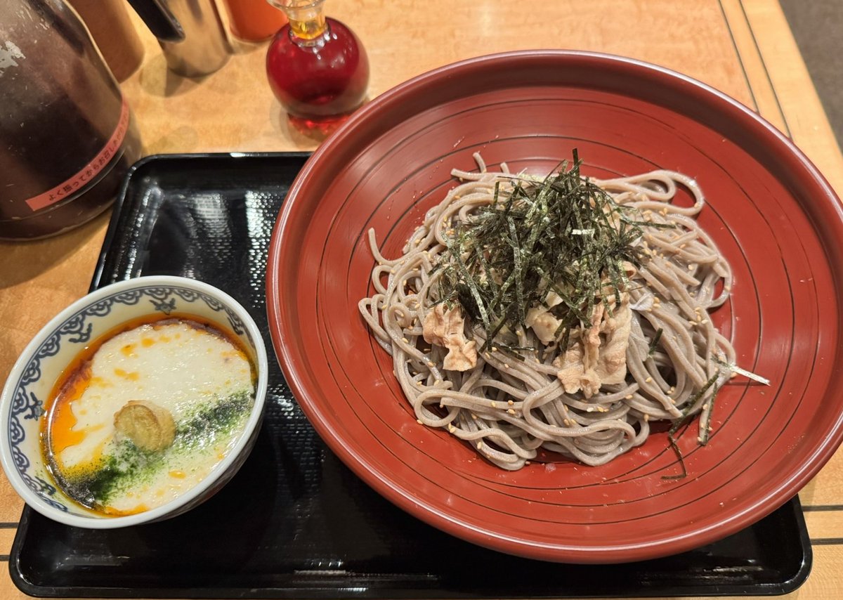 797binbo's tweet photo. #神谷町 #kamiyacho #tokyo 
#金蠍蕎麦組 
とろろ肉つけ蕎麦 中盛
普通盛→中盛は無料。紙エプロン欠品中。太めコシある田舎蕎麦にツユは甘味感じる辣油飲みますか系。辣油・花椒・七味入れ放題。辣油とトロロの相性が意外にも良く大盛にすればよかったと後悔。
#ランチ #昼飯 #lunch #定食 #setmeal https://t.co/zc3JbEduTc
