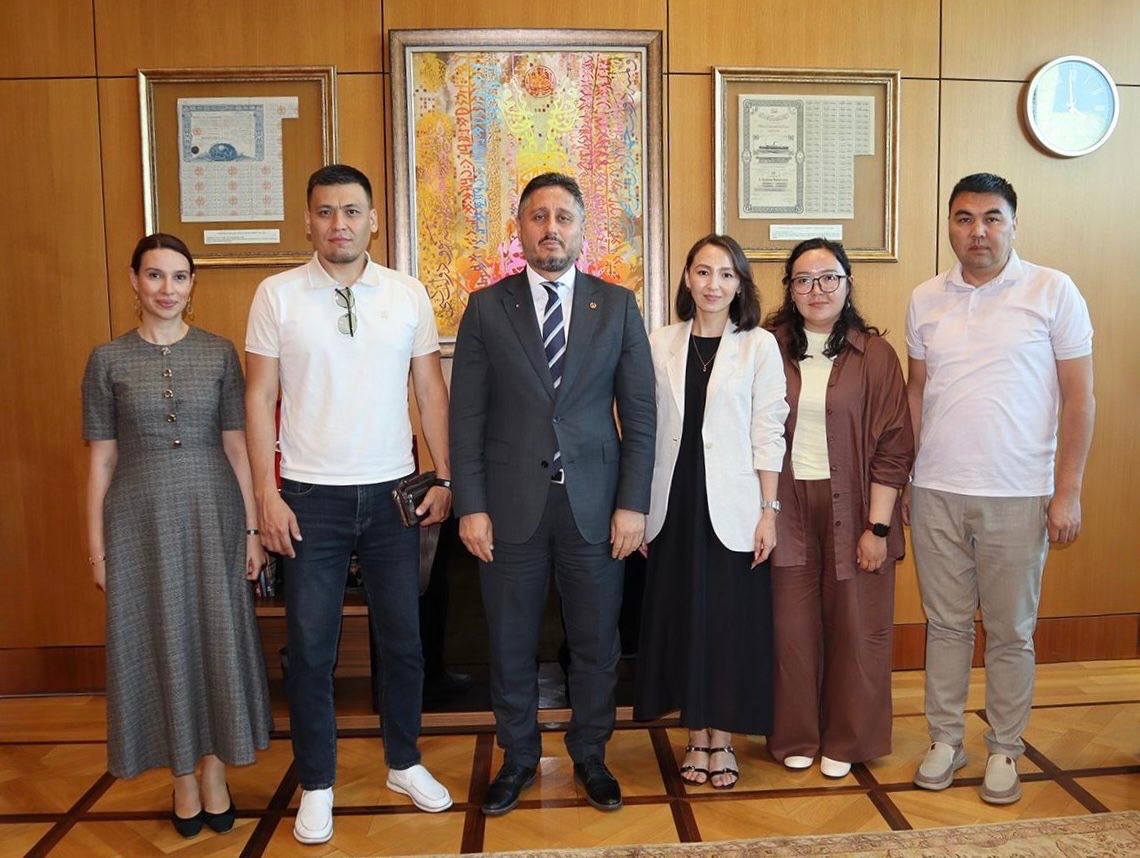 MerkeziKayitTur's tweet photo. Kırgızistan Merkezi Saklama Kuruluşu (CJSC) heyeti MKK’ya iki gün süren kapsamlı bir teknik eğitim ziyaretinde bulundu. Kuruluşumuz tarafından CJSC heyetine merkezi saklama altyapısı, halka arz süreçleri, veri güvenliği, elektronik genel kurul altyapısı gibi kritik konularda verilen eğitimler MKK ve CJSC arasındaki iş birliğini bir adım ileriye taşıdı.
Kırgızistan heyeti eğitim kapsamında Genel Müdür ve Yönetim Kurulu Üyemiz Sn. Dr. Ekrem ARIKAN’a bir nezaket ziyaretinde bulundu. Görüşmede iki ülkenin sermaye piyasaları ve merkezi saklama kuruluşları arasındaki mevcut ilişkiler ile gelecekteki iş birliği fırsatları değerlendirildi.

A delegation from the Central Securities Depository of Kyrgyzstan (CJSC) made a comprehensive, two-day technical training visit to MKK. The training sessions provided by our Institution to the CJSC delegation on critical areas such as central depository infrastructure, IPO processes, data security, and the electronic general meeting system infrastructure took the cooperation between MKK and CJSC a step further.
As part of the training program, the Kyrgyz delegation paid a courtesy visit to Dr. Ekrem ARIKAN, our CEO and Board Member. During the meeting, current relations and future cooperation opportunities between the capital markets and central securities depositories of the two countries were evaluated.
#MKK #CJSC