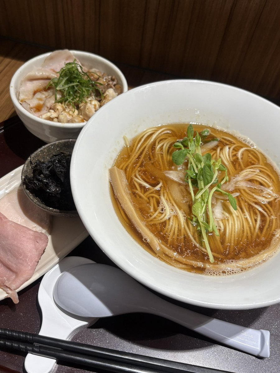 sakura5133's tweet photo. 中華そば仲屋@浜松市
淡麗煮干しそば
賄い丼

浜松で勢いのある仲屋さん！

全てが高水準✨
替え玉1玉無料も嬉しいサービス☺️

新店舗も楽しみです。

ご馳走様でした🫡

#中華そば仲屋 https://t.co/J9uno0ChoI