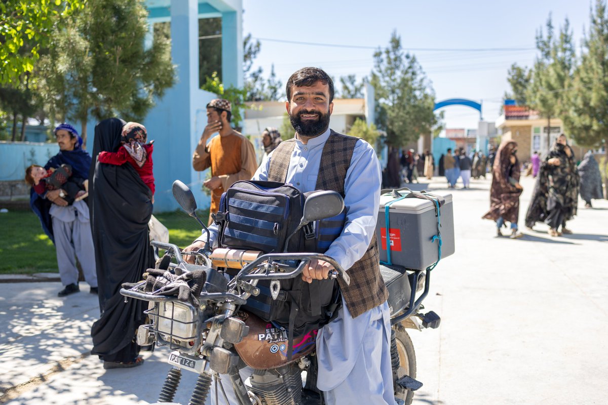 UNICEFAfg's tweet photo. Omid and Nadia are a husband-and-wife vaccinator team riding by motorbike into hard-to-reach villages across Afghanistan.

Their cold box keeps vaccines at the right temperature. With support from @gavi, no family is too far to reach areas. https://t.co/KVsT8jm3Ru