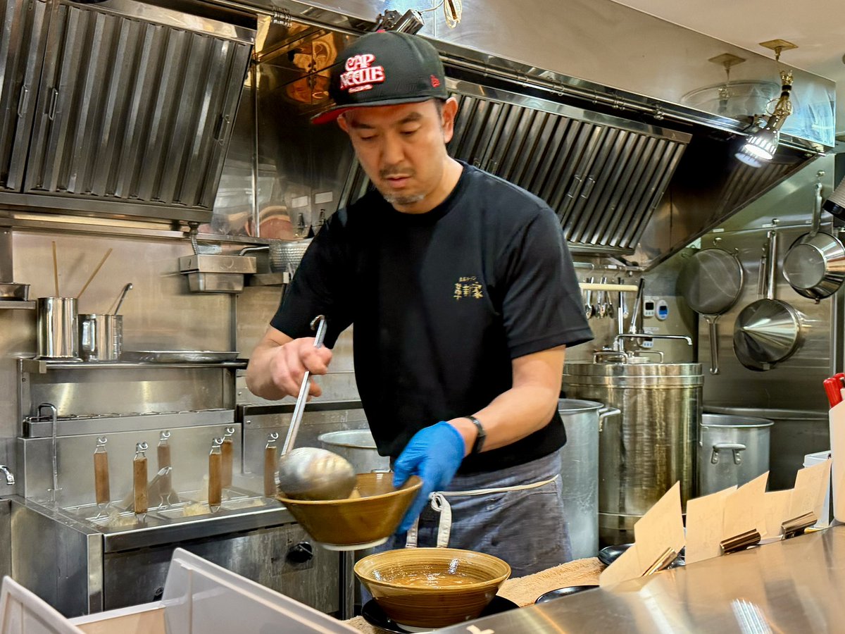 heyjoe2006's tweet photo. 家系ラーメン 革新家OCHIAI にて 革新家ラーメン。ソラノイロの家系が東京ラーメンストリートに次ぐ2号店です。スープはトロリとして滑らかかつ濃厚。上質な鶏油の厚い旨さ、醤油のキレで雑ではないパワフルさです。モモ吊るし焼きなど具材のクオリティも高く、より輪郭クッキリな家系になっています。 https://t.co/REF5CtFdO0