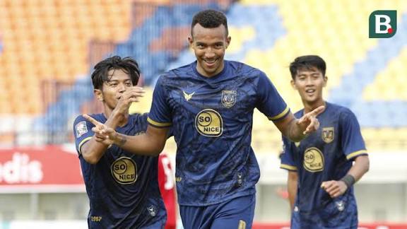 IndosFC's tweet photo. 🚨🟢 ELANG JAWA CONFIRMED NEW FOREIGNERS!

Klub promosi, PSS dipastikan bakal datangkan penyerang asal Inggris berkebangsaan Uganda, 🇺🇬Melvyn Lorenzen (31) untuk mengarungi 🇮🇩ISL musim 2026/27 mendatang.

Melvyn Lorenzen sebelumnya bermain untuk klub Tailan, 🇹🇭Muangthong United (1st tier) di musim 2025/26.

Indonesia sendiri bukanlah tempat yang asing bagi Lorenzen, dirinya pernah tercatat membela PERSELA untuk ajang Piala Menpora tahun 2021 lalu.

📄 @lorenzooleporee
📸 Ikhwan Yanuar / Bolacom