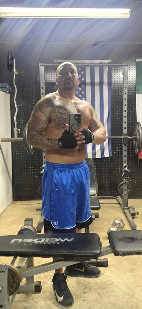 MisterG32's tweet photo. 3 a.m crew.  First lift in a month after hurting this shoulder.  I'm back now tho 😤💪🏾 https://t.co/5E6BPHmEz9