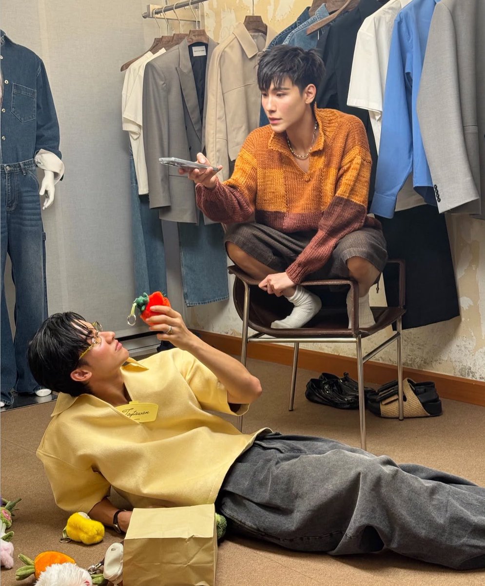 favumine's tweet photo. 2 พี่น้องผลัดกานถ่ายด้วยซ้ามมม t — t ♡ ♡ แล้วรูปพี่เตรูปน้องจูเซ็ทนี้ออกมาน่ารักทู้กรูปเลย 

เอ้นดูเฟ้ยย 🥦🍊🍒🫐 🍋
 #Tawan_V #Junniorrs https://t.co/BWA2l7nqZ9