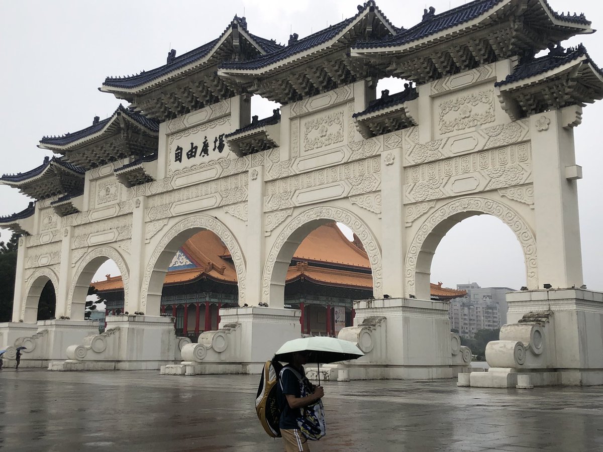 wurenhua's tweet photo. 今天下午台北一直在下雨，雨势不小，夹杂着雷声。下午五点左右，我冒雨抵达自由广场，鞋子、袜子和裤子都湿透了，接受媒体采访时有点狼狈。但愿今晚6点40分烛光悼念晚会开始时，停止下雨了，至少雨势不能过大。
照片是雨中的自由广场和烛光悼念晚会现场。 https://t.co/KUUFRv5DIH