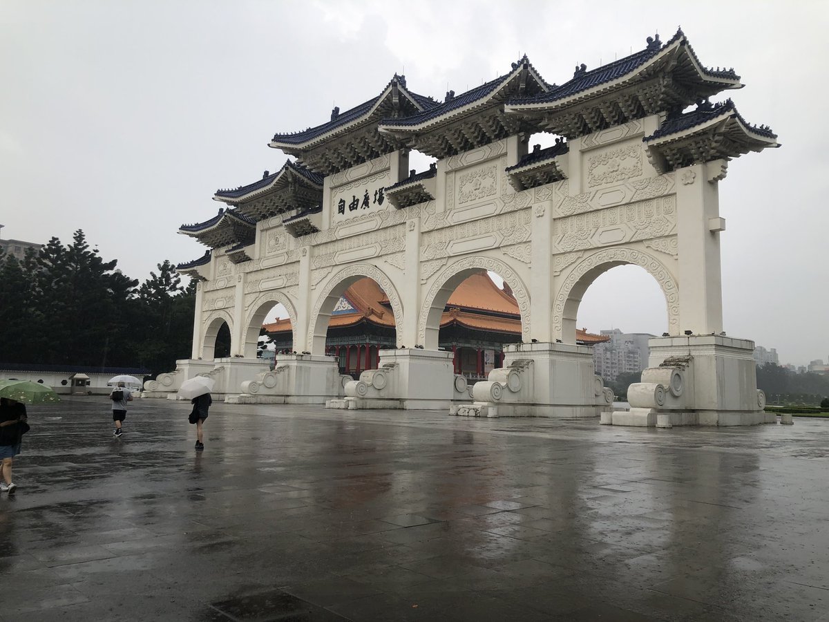 wurenhua's tweet photo. 今天下午台北一直在下雨，雨势不小，夹杂着雷声。下午五点左右，我冒雨抵达自由广场，鞋子、袜子和裤子都湿透了，接受媒体采访时有点狼狈。但愿今晚6点40分烛光悼念晚会开始时，停止下雨了，至少雨势不能过大。
照片是雨中的自由广场和烛光悼念晚会现场。 https://t.co/KUUFRv5DIH