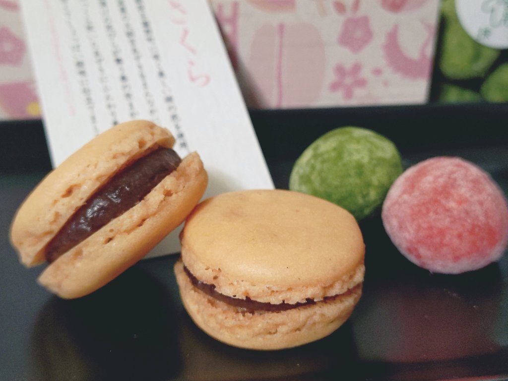chiemi_x_ap's tweet photo. 桜のあんころぼう🌸
小豆の美味しさともに口いっぱいに桜風味が広がって美味しかった😋
小豆の粒もいっぱいで食感があるのもいいね〜🫘

京まかろんさくら🌸
甘じょっぱさの後に桜風味がふんわり😊
甘じょっぱさの塩味は桜花から？
ちと濃いめのお茶が欲しくなりました😂

@kyo_macaron  #京まかろん https://t.co/kwssYcPRnF