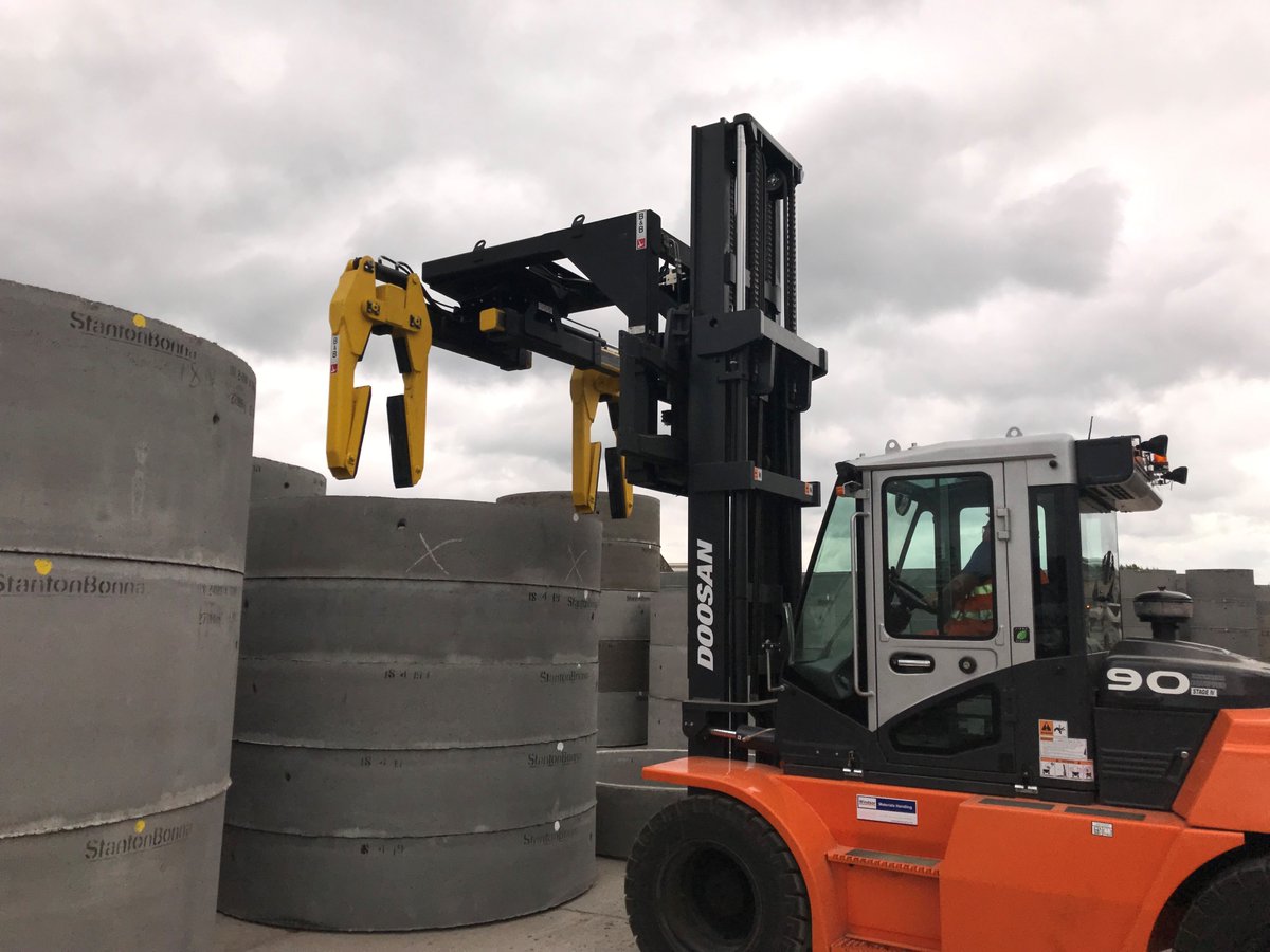 bbattachments's tweet photo. Heavy loads. Precise handling.

Our #Concrete #Pipe Handling #Attachment allows operators to safely lift and move #precast concrete rings with confidence, improving #efficiency while protecting valuable products from damage. https://t.co/bHxV2tVvp8
