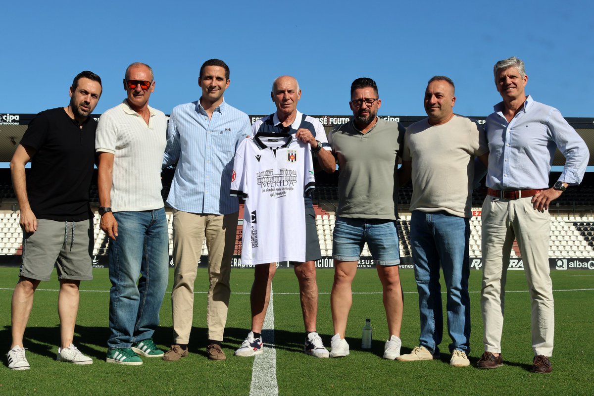 Merida_AD's tweet photo. ⚪️⚫️ 𝐀𝐜𝐮𝐞𝐫𝐝𝐨 𝐝𝐞 𝐜𝐨𝐥𝐚𝐛𝐨𝐫𝐚𝐜𝐢𝐨́𝐧 𝐜𝐨𝐧 𝐥𝐚 𝐀𝐬𝐨𝐜𝐢𝐚𝐜𝐢𝐨́𝐧 𝐝𝐞 𝐅𝐮́𝐭𝐛𝐨𝐥 𝐌𝐞́𝐫𝐢𝐝𝐚 𝐕𝐞𝐭𝐞𝐫𝐚𝐧𝐨𝐬 

🙌🏼 Es un orgullo unir fuerzas y compartir nuestros caminos ⚔️

🔗 https://t.co/BfRAIGdquG https://t.co/1Bc8wM2Rr1
