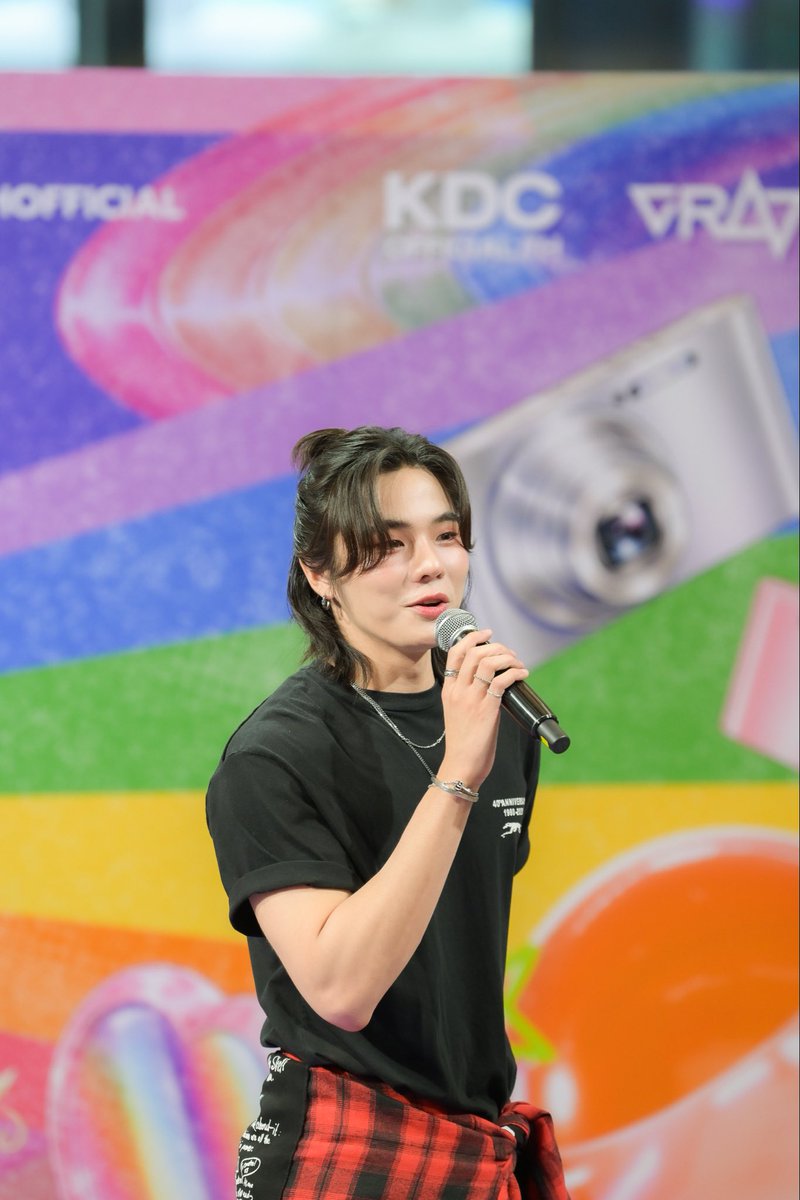 poppahhofficial's tweet photo. เก็บตกโมเม้นท์ TOP PIYAWAT ในงาน POP-ป่ะห์ # 3 : POP YOUR PRIDE! @ Siam Center 🍭🧡💚

#POPป่ะห์
#POPป่ะห์ATSIAMCENTER
#tppiyawat https://t.co/6pIaSCuUaK