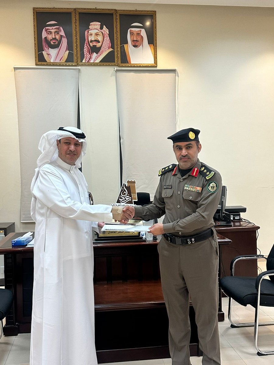 JmRghdan's tweet photo. #نصل_إليكم_لنشكركم
ضمن مبادرة «نصل إليكم لنشكركم»، قام المدير التنفيذي لجمعية رغدان للتنمية والخدمات الاجتماعية الأستاذ /صالح سعيد مديس بزيارة مساعد  مدير إدارة  مرور منطقة الباحة العقيد /بندر مسفر الغامدي، وتكريمه تقديراً لجهوده ودعمه للشراكة المجتمعية. https://t.co/Ga9sYxHAR7