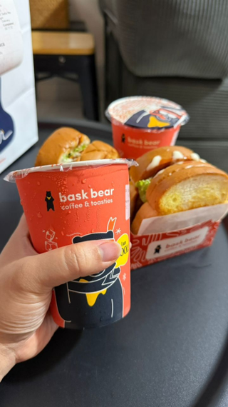 RianGoodenough's tweet photo. @hafizahzlkafli Asyukkk nii! sy pun beli Bask Bear je sebab murah RM 10 lebih macam tu dapat combo meals air dengan makanan dorg.. beli kat apps je dpt harga tu.. boleh lah lepas craving nak minum kopi huhuhu https://t.co/DlWAbCfhmO