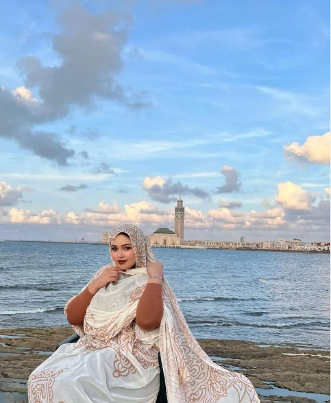 MntTahye's tweet photo. في ملامحها هدوء الصحراء وأناقة التراث… بنت موريتانيا عنوان للفخامة والبساطة في آن واحد ✨🏜️ https://t.co/loBYvYijgP