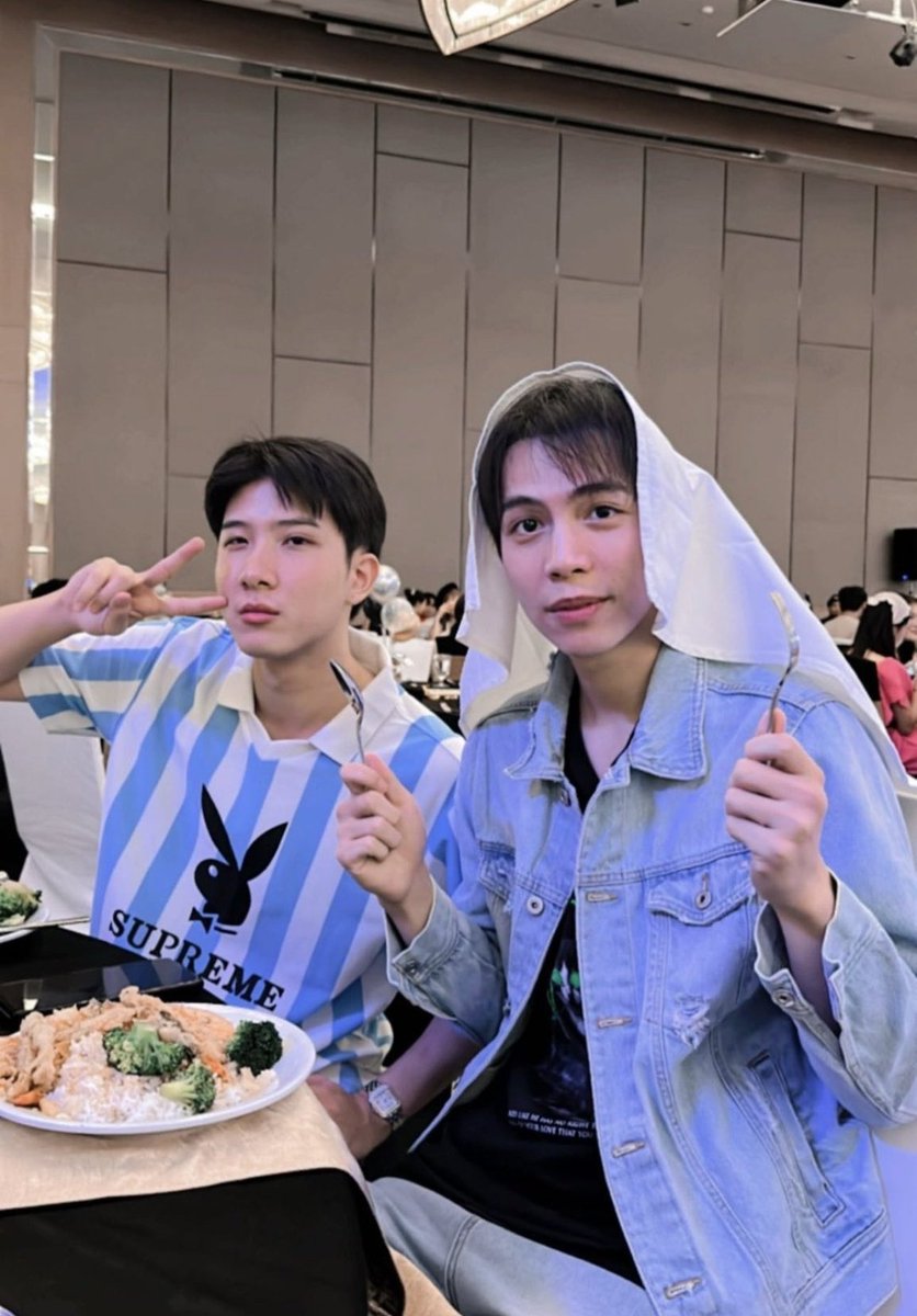 tungieekhao's tweet photo. Everytime I see this t-shirt I remember the mistranslation of mint article that made us believe this was what he wore when FirstKhaotung met for the first time and so it was their "costume" in gmm outing and the whole fandom was going crazy about that 😃 https://t.co/PDT1oy2eE7