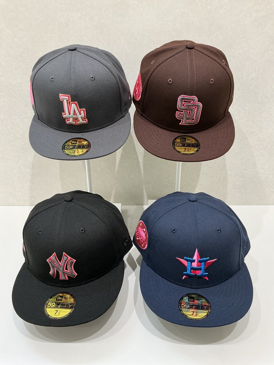 NewEraToyosu's tweet photo. 【59FIFTY®  Strawberry Moon】
夏の夜空に浮かぶストロベリームーンから着想を得たコレクション。ネイビーやマルーンなどのカラーに、ピンクのアクセントを重ねることで、シックさと柔らかさを両立。落ち着いた中にも遊びのある配色。
#ニューエラ #ニューエラ豊洲 #59FIFTY https://t.co/6cpACshOUb