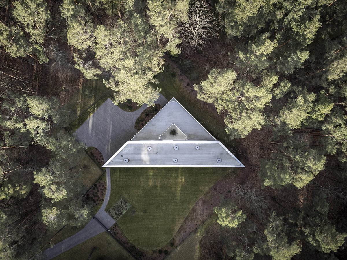 Architizer's tweet photo. A dramatic reduction in building area led to the creation of this triangular house, where less footprint means more garden, light, and outdoor space.

📍 Vilnius, Lithuania
Project by: Robert Konieczny KWK Promes
Details: https://t.co/J6I0aI2Vt8 https://t.co/kjzHjQxm0j