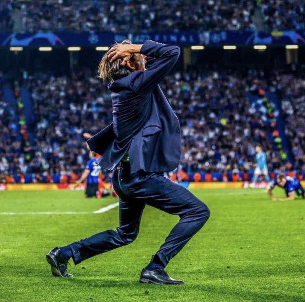 Axiii515's tweet photo. -بقاء إنزاغي يعني تدمير ماتبقى من هوية الهلال 
-بقاء إنزاغي يعني المزيد من السمسرة مثل صفقة بابلو وميتي 
-بقاء إنزاغي يعني بيجيب لك المزاجي لياو وخذ لك جهة يسرا مشلولة لان فيها اثنين مزاجيين لياو وثيو

مدرب جـبـان يتغذّى على الـتـعـادلات وتضييع البطولات والألقاب .

• ضياع الدوريات :-
أضاع على الانتر دوري 2022 بفارق نقطتين أمام ميلان بيولي .
أضاع على الانتر دوري 2023 بعد 12 خسارة أمام نابولي سباليتي .
أضاع على الانتر دوري 2025 بفارق نقطة واحدة أمام نابولي كونتي .
أضاع على الهلال دوري 2026 بفارق نقطتين عن نصر جيسوس .

*معلومة*
4 مواسم بأفضل سكواد في إيطاليا = دوري واحد فقط فاز فيه .. ثلاث دوريات فقدها؛ اثنان منها أمام نابولي الغائب عن الدوري 33 عام .

كل هذا بعيداً عن خسارته المخزية في نهائي دوري الأبطال 2025 وخيانته العُظمى للنادي الذي رفع اسمه على ساحات أوروبا !

• نأتي لكارثة الصفقات والحرية المقدمة له من قِبل إدارة الهلال :-
- طلب نونيز وتم التعاقد معه بـ54 مليون وفشل
- طلب بابلو ماري وفشل
- أجبر نيفيز على الحد من خطورته ولعب مركز قلب الدفاع طوال الموسم
- قدّم لسالم وبنزيما الأساسية طوال الدور الثاني وتغاضى عن سوءهم على حساب مندش وميتي

خروج إنزاغي ليس الحل كله ولكنه نصفه .. يوجد بديل؟ لا يوجد بديل؟ الأهم؟ إقالة الجبان الإيطالي .