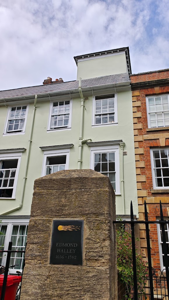 dvrmcmn's tweet photo. 1703 yılında Oxford Üniversitesi'nde geometri profesörü olarak çalışan Edmond Halley. Halley kuyruklu yıldızının kasifinin Oxford'daki evi. Gözlem yapabilmek için gereken teleskobu eve sığmayınca  sorunu çatıya yükselterek çözmüş. 
Plakadaki kuyrukyıldız soyutlaması çok güzel. https://t.co/KJw0CqhXzl
