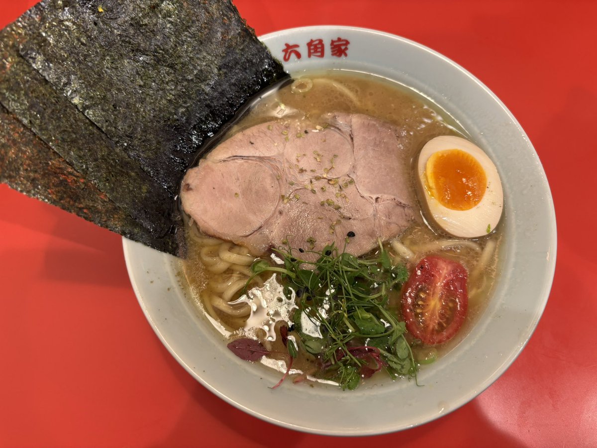nabonayo2's tweet photo. ラーメン探訪『六角家1994＋』新横浜ラーメン博物館
風薫るハーブガーデン

豚骨スープに粉末のオレガノとセージを合わせた爽やかな後味😊👌👍数種のマイクロハーブにオリーブオイル漬けのミニトマトが薫り最高💯💯💯せときらら使用の平打ち麺の食感秀逸🈵🌈罪悪感が薄まる逸杯、ご馳走様でした🍜🙏🙇‍♀️ https://t.co/RxGXIxI3is