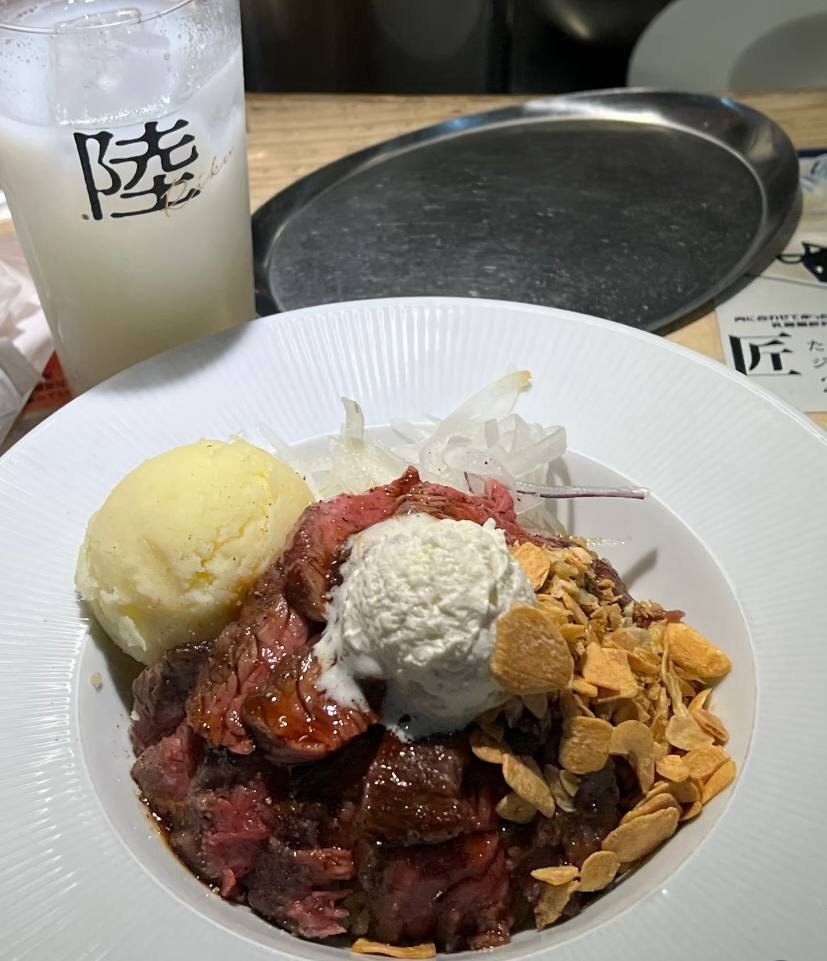 namedango3's tweet photo. 行列に並んでやっと入れたステーキ屋さん
柔らかいステーキに、香ばしいガーリックバターライス
さらにクリームとフライドガーリックまで？
とっても美味しかったです😋 https://t.co/qSoxiVrqmc