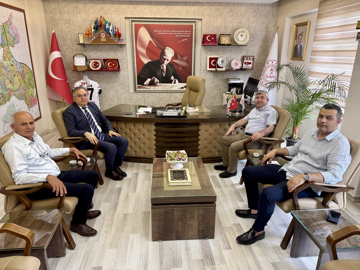 SehitkamilMEM's tweet photo. 🤝📚 Haliliye İlçe Millî Eğitim Müdürü Mehmet Vural, Müdürümüz Mehmet Ali Tiryakioğlu’nu makamında ziyaret etti.

Ziyarete Şube Müdürümüz Şevket Kandemir de katılım sağladı. Samimi bir ortamda gerçekleşen görüşmede, eğitim alanındaki güncel çalışmalar, kurumlar arası iş birliği imkânları ve eğitimin niteliğini artırmaya yönelik konular üzerine istişarelerde bulunuldu.

Nazik ziyaretleri dolayısıyla Haliliye İlçe Millî Eğitim Müdürü Mehmet Vural’a teşekkür ediyor, eğitim camiamıza katkı sunacak iş birliklerinin artarak devam etmesini temenni ediyoruz. 🌟📖 

🤝Eğitimde el ele,hep birlikte zirveye

#Okul360
#Heryönüyleokul
#MaarifinışığındaŞehitkamil
#Erdemdeğereylem

@Yusuf__Tekin @tcmeb @kemalcebervali @gantepvaliligi @Dr_Onderarpaci @Gaziantep_MEM @omeryamli @Sehitkamilkyk27 @M_A_Tiryakioglu