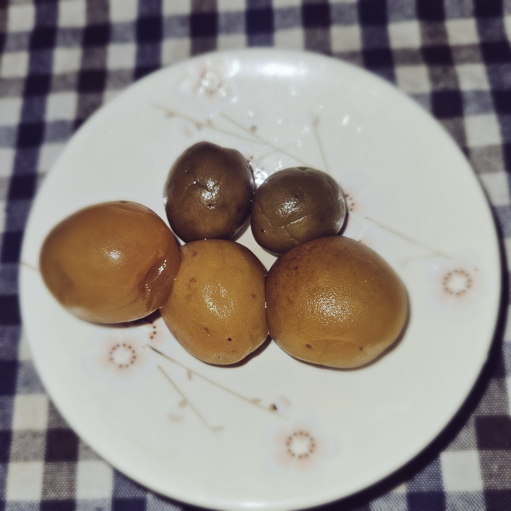 maimaimaish's tweet photo. 去年りんご酢で漬けた梅と琵琶。

大きい方の梅はとろける食感でウマ〜😋小さい方はちょっと歯応え有り。

琵琶も口の中でトロ〜😋 https://t.co/Lzh3ABLE9U